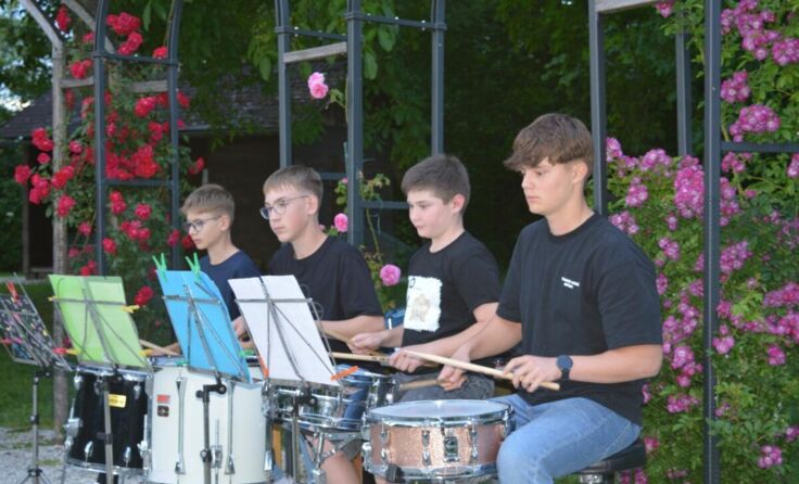 Die Schüler umrahmen den Festakt musikalisch. (Foto: Gurtner)