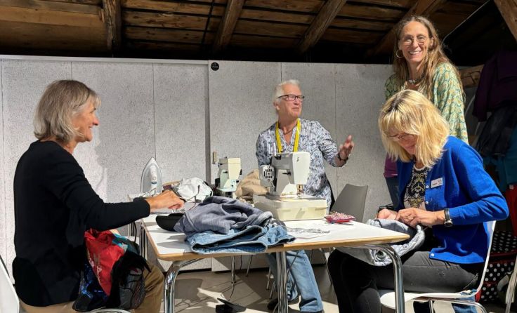 Gemeinsam wird geschraubt, gelötet und genäht. (Foto: Repair Café Ried)