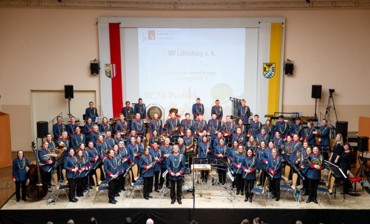 Die Musiker mit ihrem Dirigenten Gottfried Reisegger (Foto: Musikverein Lohnsburg)