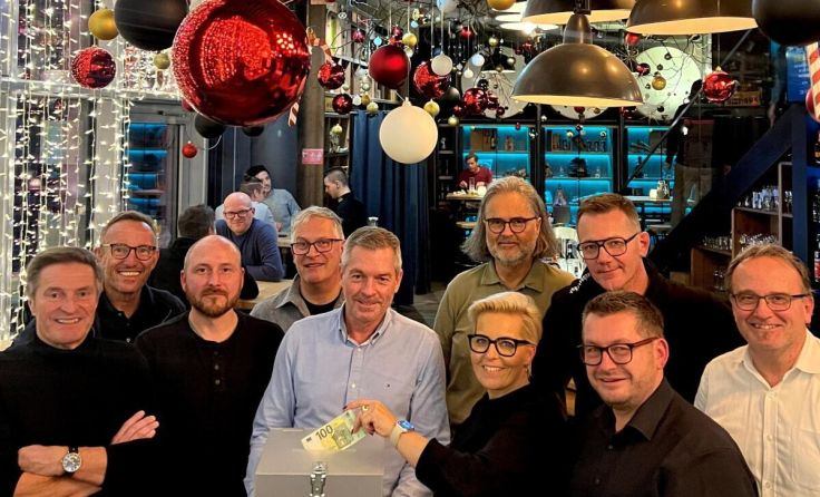Die Gastronomen und eine Abordnung des Kiwanis Club mit der Spendenbox (Foto: privat)