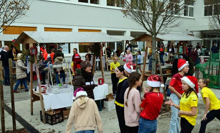 Im Schulhof gibt es wieder einen Adventmarkt. (Foto: Gymnasium Ried)