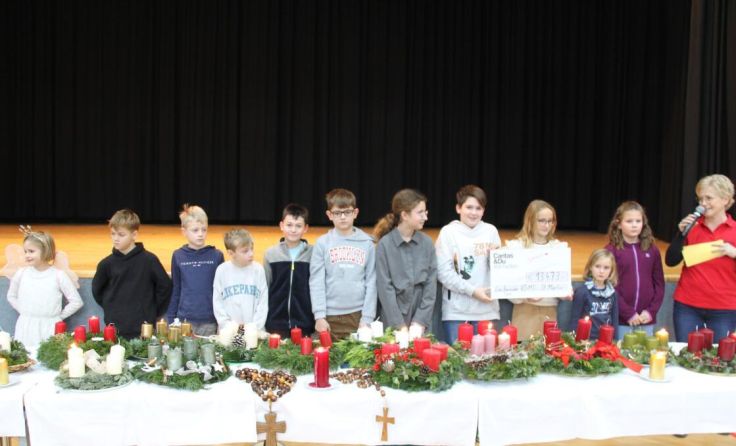 Die Schüler bei der Sckeckübergabe (Foto: MMS St. Martin)