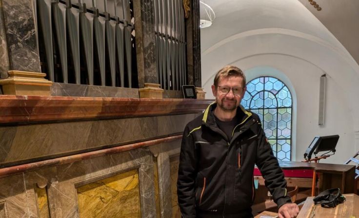 Orgelrestaurator P. Eichinger hat die Orgel restauriert. (Foto: Rosenauer)