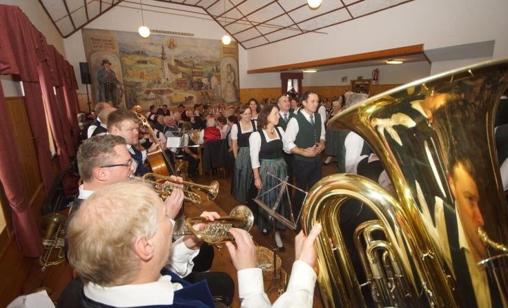 Die Lohnsburger Zeche tanzt beim Winterkirtag auf. (Foto: Litzlbauer)