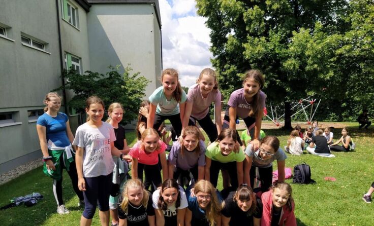 Die Schülerinnen beim Turnunterricht im Freien (Foto: privat)