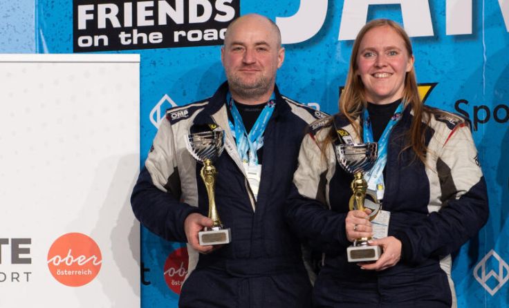 Patrik und Verena Gaubinger bei der Siegerehrung der Jännerrallye (Foto: Autengruber)