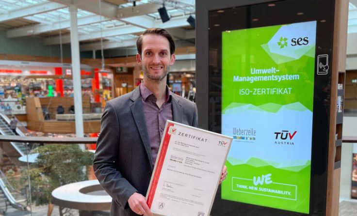 Christoph Vormaier mit dem TÜV-Zertifikat (Foto: Weberzeile)