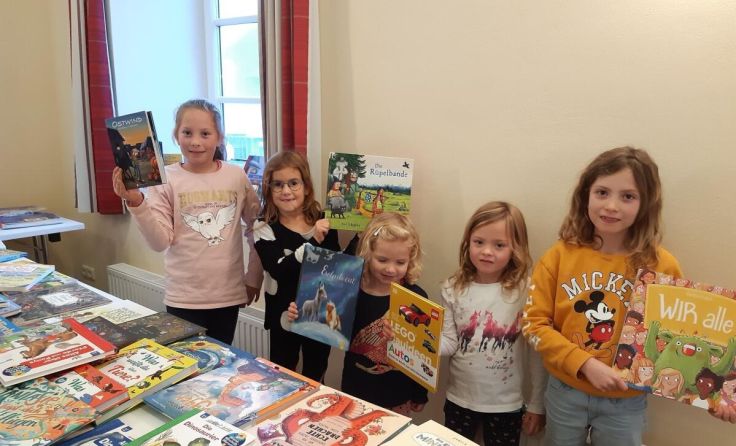 Die Kinder beim Schmökern in der Bibliothek (Foto: privat)