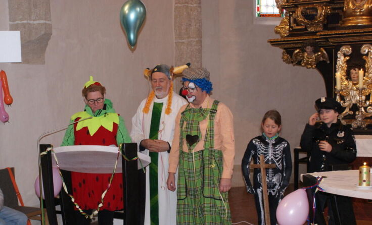 Toni Planitzer (Bildmitte) leitete den Gottesdienst. (Foto: privat)