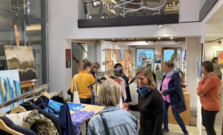 Der Kleidertauschmarkt wird im Erdgeschoß abgehalten. (Foto: Planitzer)