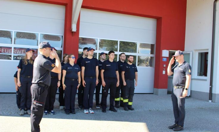 Die Feuerwehrmitglieder bei der Führerscheinausbildung (Foto: BFKDO Schärding)