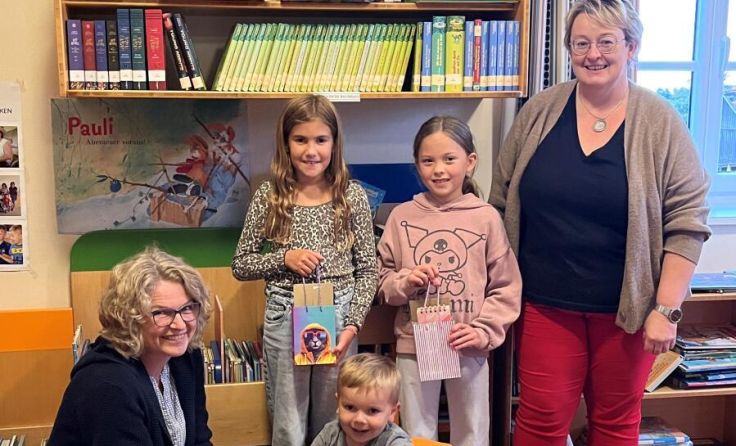 Die Bibliothekarinnen mit den jungen Lesern (Foto: privat)