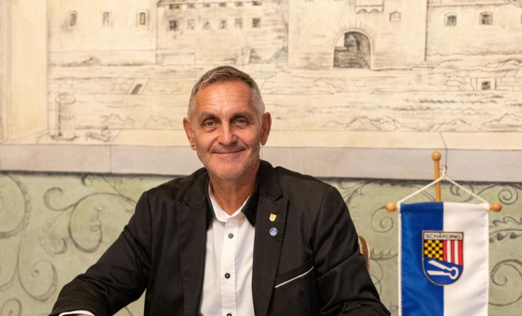 Schärdings Bürgermeister Günter Streicher lädt in das Stadtamt ein. (Foto: Stadtgemeinde)