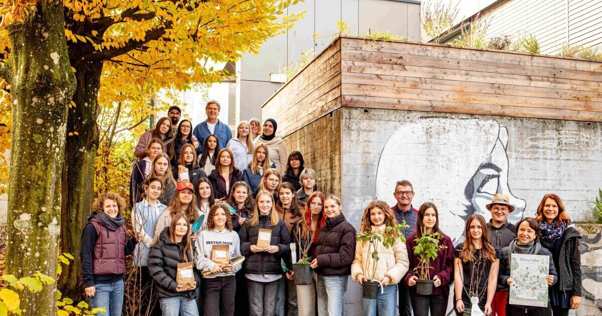 Beim KlimaAcker gestalten Schüler des Borg Ried ihren Schulgarten