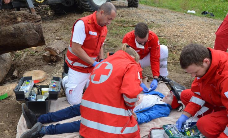Die Rettungssanitäter leisten vor Ort Erste Hilfe. (Foto: Rotes Kreuz Schärding)