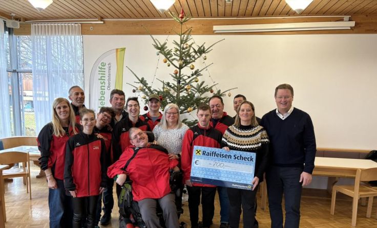 NR Manfred Hofinger (re.) bei der Übergabe des Spendenschecks (Foto: © OÖVP Lambrechten)