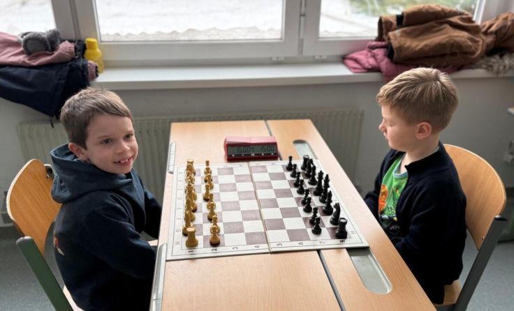 V. l.: Konstantin und Paul sind leidenschaftliche Schachspieler. (Foto: privat)