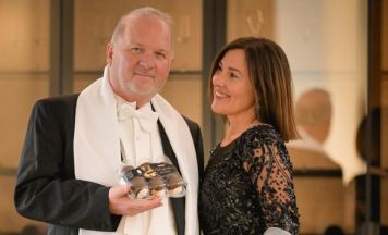 Schaumrollenkönig Karl Guschlbauer holt Hollywood‑Ikone Sharon Stone ins Innviertel