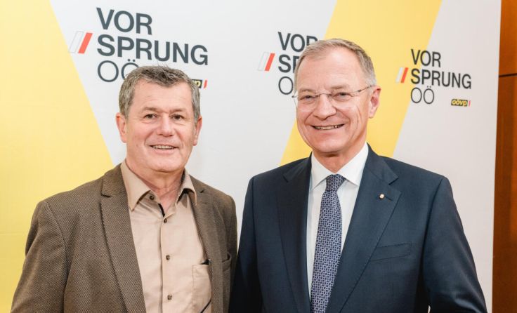 Landeshauptmann Thomas Stelzer gratuliert Gerhard Schwarzgruber zur Wahl. (Foto: ÖVP)