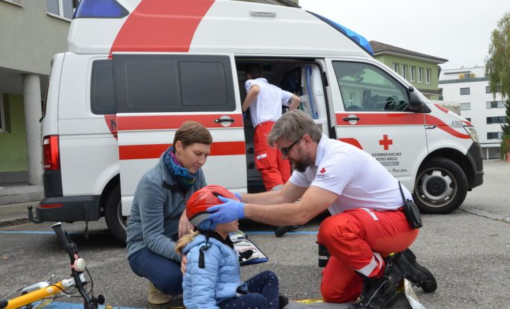 Rettungssanitäter leisten vor Ort Erste Hilfe. (Foto: RK Schärding)