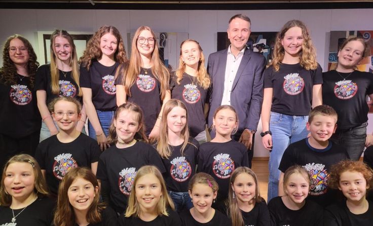 Die Chormitglieder mit ihrem neuen Outfit. (Foto: Gerda Breuer)