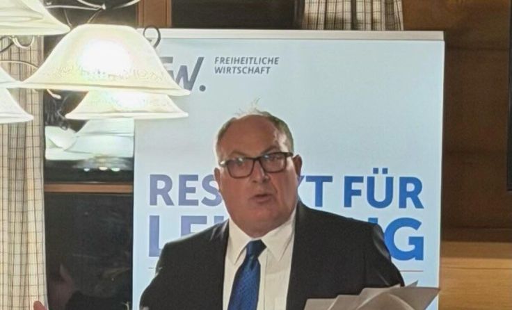 Jörg Weißhaidinger bei seiner Ansprache (Foto: Freiheitliche Wirtschaft OÖ)