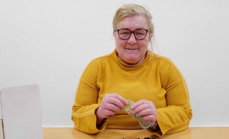 Anita Gasselsberger verpackt Montagematerial für den Heizungsbau. (Foto: Caritas)