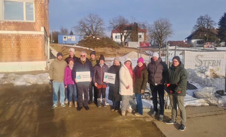 Begehung des Vorplatzes der zukünftigen Volksschule (Foto: Klimabündnis)