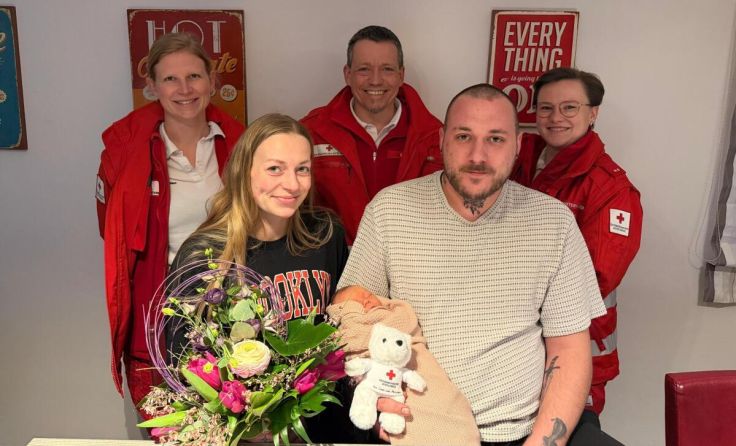 Die Rettungssanitäter bei ihrem Besuch der jungen Familie (Foto: Rotes Kreuz)