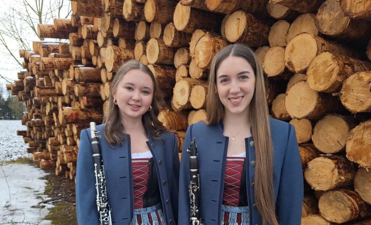 Die Klarinettistinnen überraschen mit mitreißenden Salsarhythmen. (Foto: MV Weilbach)