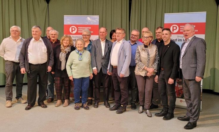 Gruppenfoto mit dem neuen Bezirksausschuss (Foto: privat)