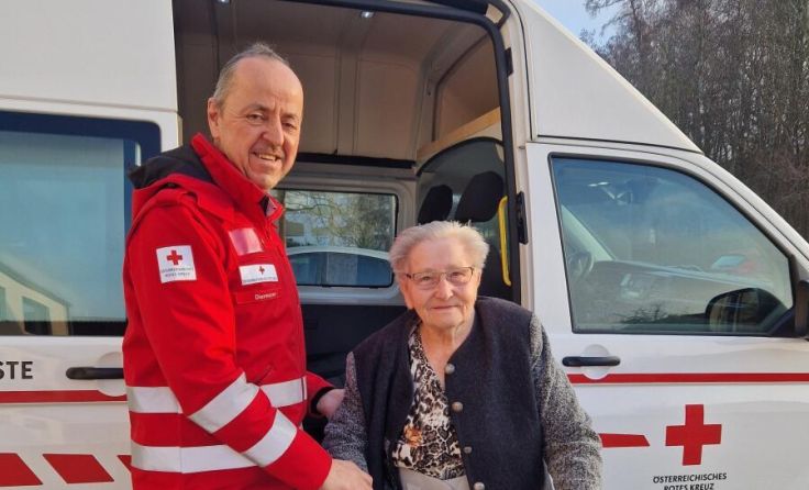 Den Senioren werden vom Transportdienst in das Tagesbetreuungszentrum gebracht. (Foto: RK Ried)