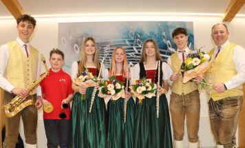 „Funny Flutes“ beim Frühlingskonzert des Musikvereins Wippenham