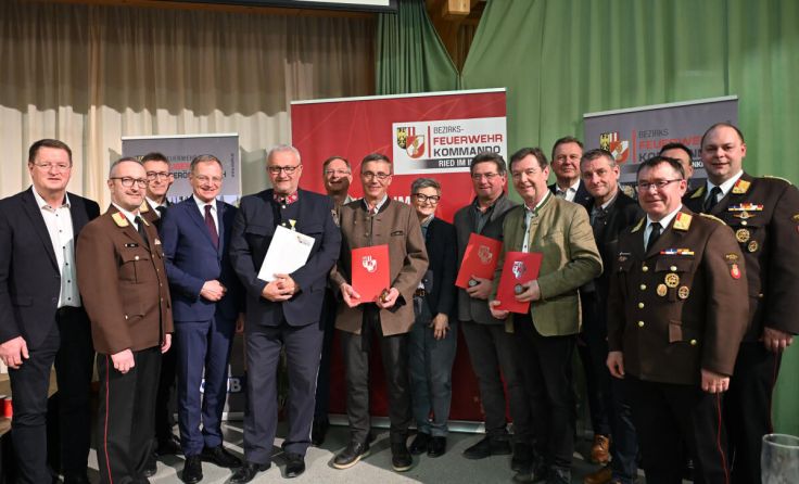 Gruppenfoto mit den Ehrengästen und Geehrten (Foto: BFKDO Ried/Bruckbauer)