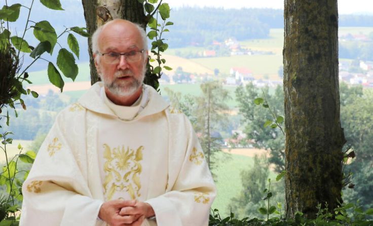 Pater Wolfgang Jungmayr bei einem Gottesdienst am Loryhof (Foto: Pfarre Wippenham)