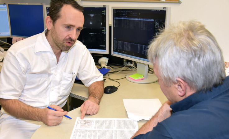 Oberarzt Markus Preischer im Patientengespräch (Foto: KH BHS Ried_Hirnschrodt)