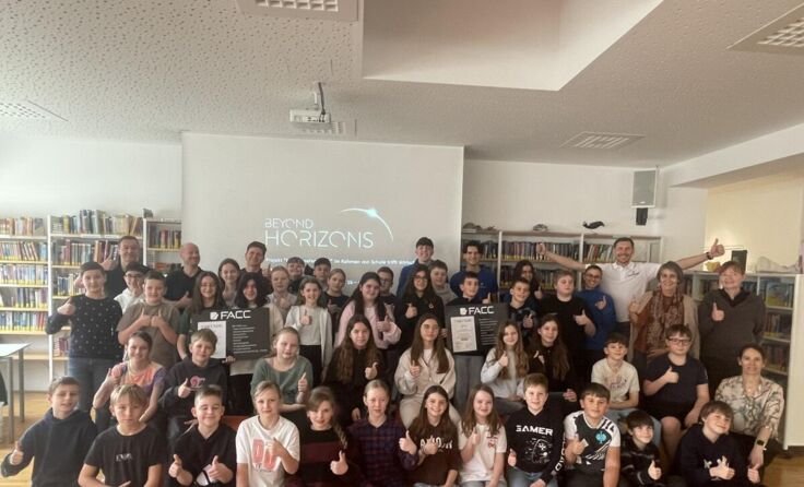 Gruppenfoto mit den Schülern der beiden ersten Klassen (Foto: FACC/Kraxberger)