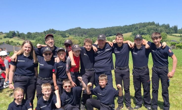Gruppenfoto mit der Feuerwehrjugend (Foto: privat)