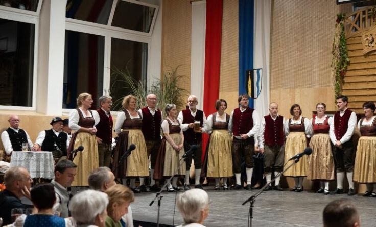 Die Volkstanzgruppe bei einem Auftritt (Foto: VTG Mehrnbach)