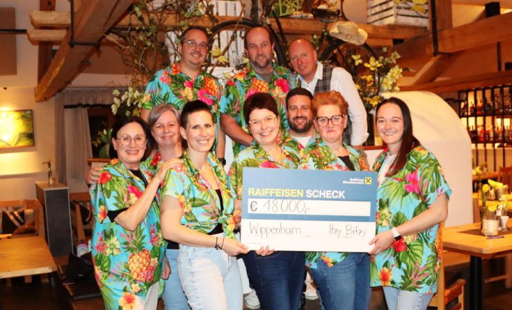 Das Organisationsteam bei der Dankesfeier und der Scheckübergabe (Foto: Planitzer)