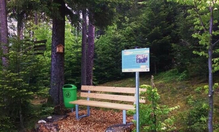 Eine Ruhebank bei jedem Mettmacher Platzl lädt zur Rast ein. (Foto: Mühlbacher)