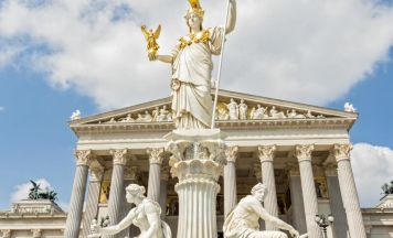 Franziskushaus Ried lädt zu zwei Exkursionen unter dem Titel Zwischen Minarett und Plenarsaal ein