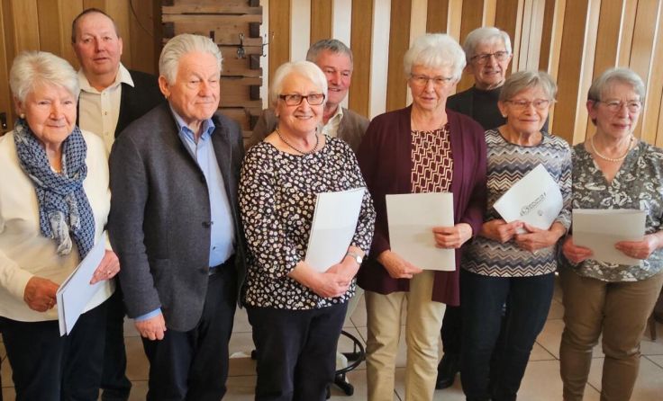 Landesobmann Josef Pühringer (3. v. l.) mit einigen Mitgliedern (Foto: Seniorenbund Tumeltsham)