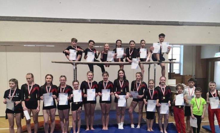 Die Turner in der Rieder Jahnturnhalle (Foto: Turnverein Ried 1848)