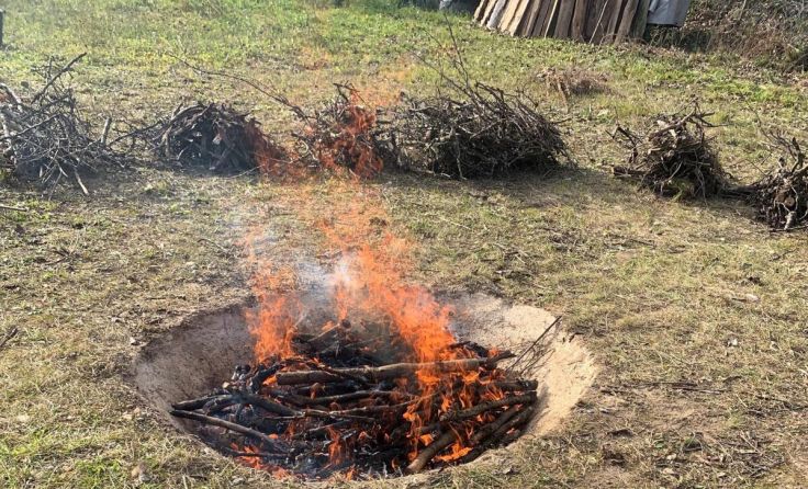 Beim Workshop wird eine Feuerstelle gebaut, in der die Pflanzenkohle entsteht. (Foto: privat)