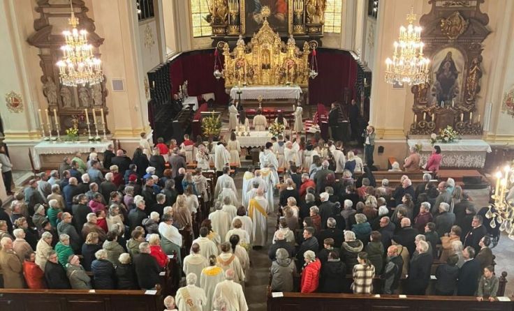 Die Stadtpfarrkirche war bis auf den letzten Platz gefüllt (Foto: Brigitte Moser)