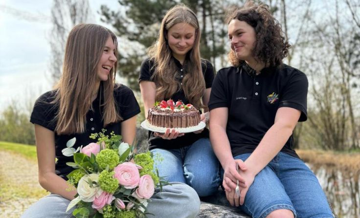 Die Schülerinnen bereiten süße Köstlichkeiten zu. (Foto: LWBS Mauerkirchen)