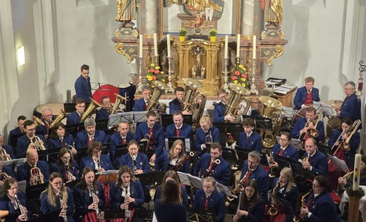 Gruppenfoto in der Kirche mit den Musikern (Foto: MV Eitzing)