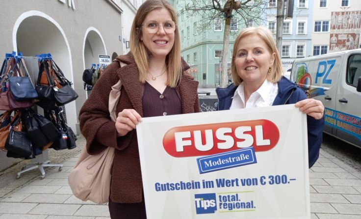 V. l.: Martina und Manuela Wunsch freuen sich über den Gewinn. (Foto: Tips/Pixner)