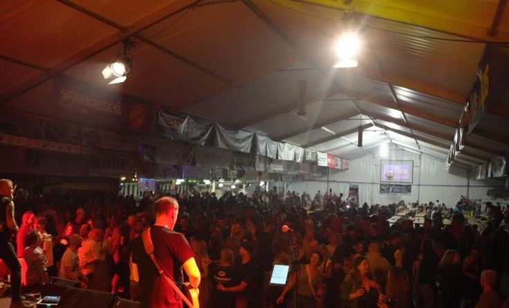 Namhafte Bands rocken abends die Bühne. (Foto: Altenhof Visuals)